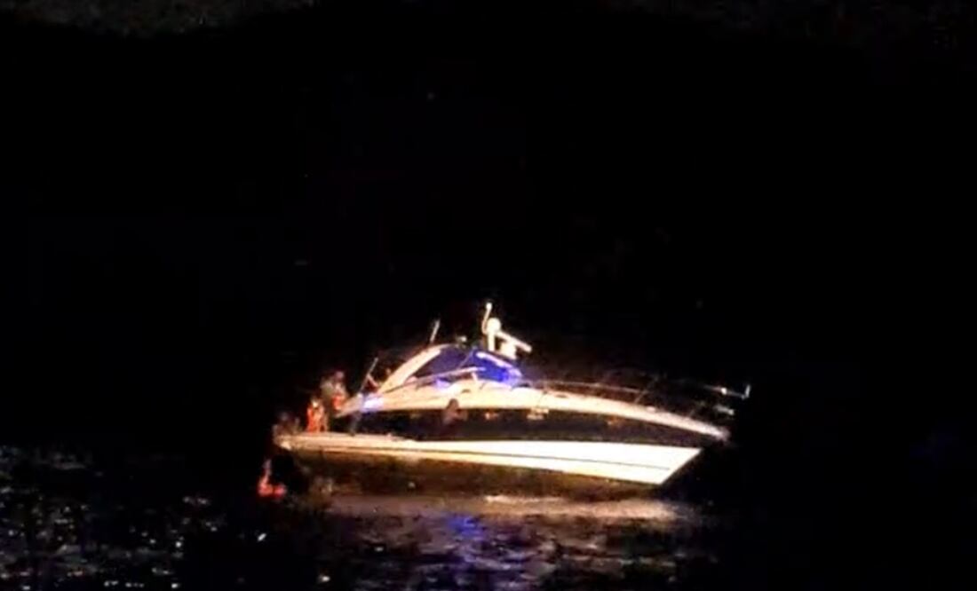 Tripulantes y pasajeros de la embarcación estuvieron por alrededor de cinco horas presenciando desde el mar, la fiesta del 35 aniversario de vida del artista sonorense Carín León. Foto: Especial