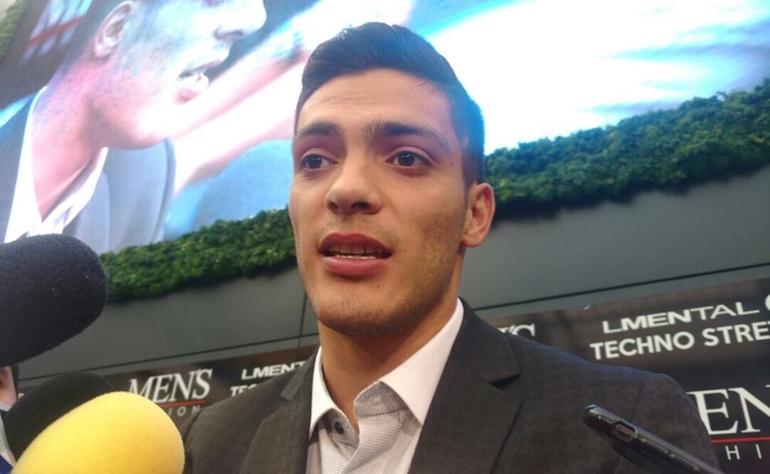 (Foto: Miguel Salinas) Raúl Jiménez ante los medios 