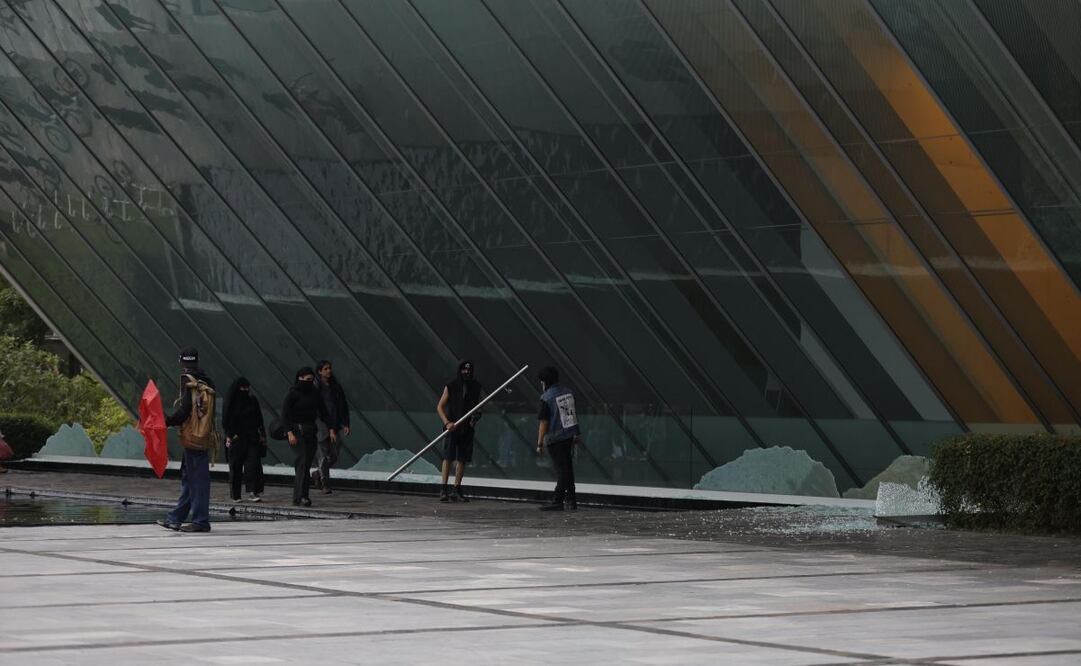 Protocolos de seguridad permitieron que daños del grupo encapuchado, identificado como el Bloque Negro, fueran sólo en la fachada del museo. Foto: Diego Simón Sánchez / El Universal.
