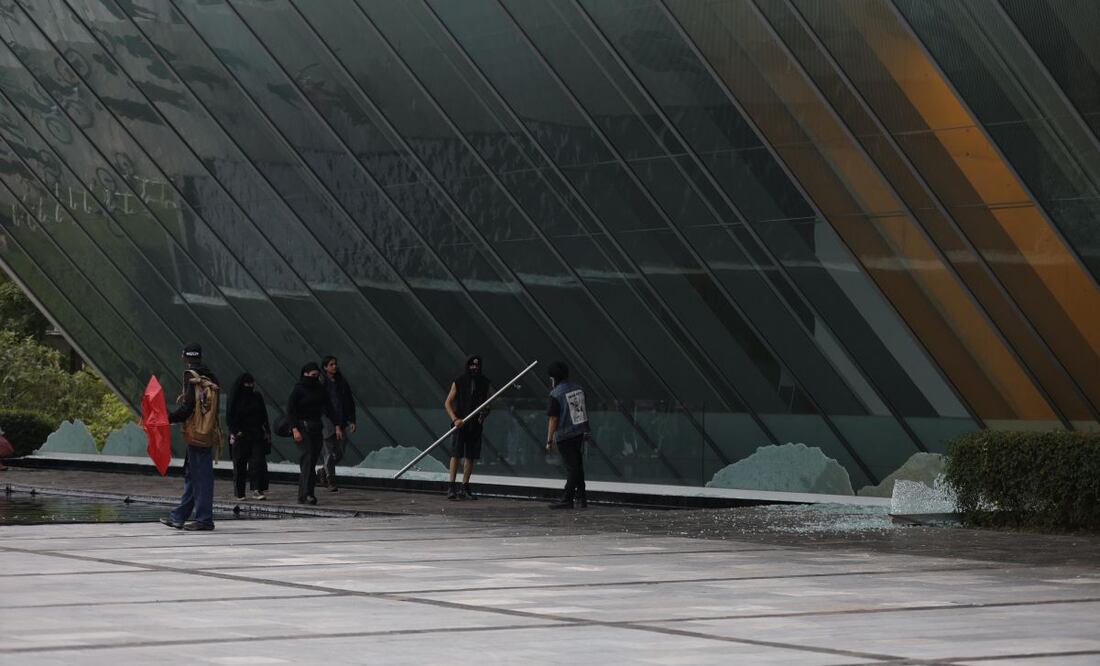 Protocolos de seguridad permitieron que daños del grupo encapuchado, identificado como el Bloque Negro, fueran sólo en la fachada del museo. Foto: Diego Simón Sánchez / El Universal.