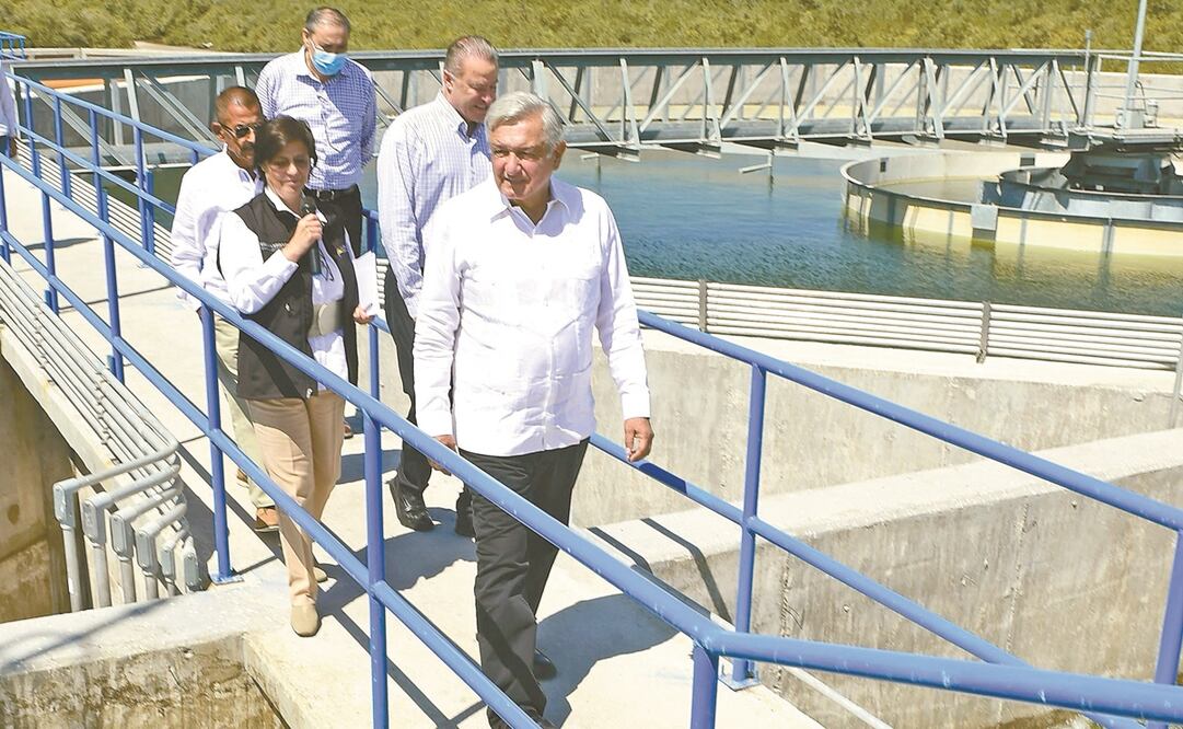 En Sinaloa, el presidente Andrés Manuel López Obrador encabezó ayer la ceremonia de ampliación y construcción de las plantas de tratamiento Urías I y Urías II. Foto: PRESIDENCIA