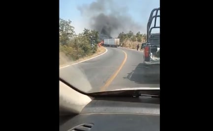 Bloquean vialidades con vehículos incendiados en Uruapan, Michoacán