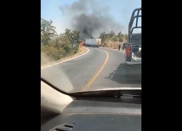 Bloquean vialidades con vehículos incendiados en Uruapan, Michoacán