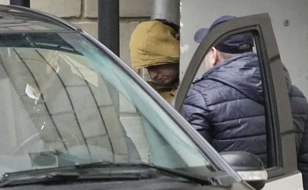 El reportero de The Wall Street Journal, Evan Gershkovich, es trasladado por agentes, desde un tribunal a un autobús en Moscú, Rusia. Foto: AP