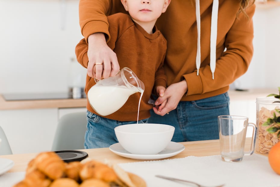 Durante la infancia, la leche puede contribuir al desarrollo óseo y muscular. Foto: Freepik