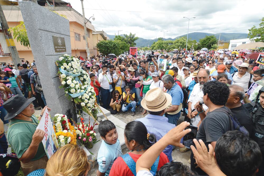 Padres de los 43 normalistas de Ayotzinapa develaron dos placas en memoria de los tres estudiantes que fueron asesinados hace un año, además, colocaron dos ofrendas florales en sus cruces (DASSAEV TÉLLEZ. EL UNIVERSAL)