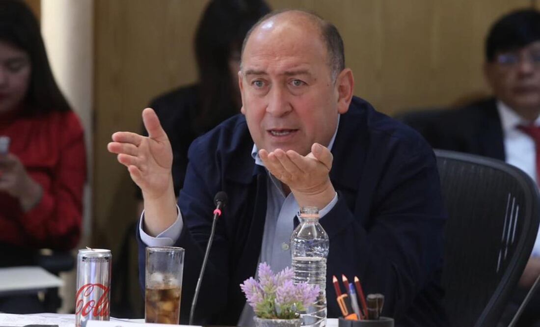 Sobre la deuda de México, el legislador expuso que ésta va a llegar a 16 billones de pesos. Foto: EL UNIVERSAL