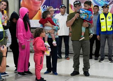 Venezuela repatría a siete niños separados de sus padres en EU; recibe migrantes enviados a El Salvador