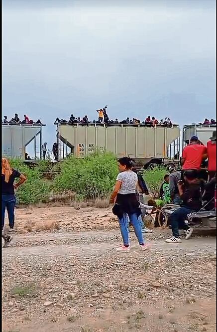 Ayer, los migrantes lograron avanzar Mazapil, en los límites con Coahuila, donde quedaron a la espera de que llegara una locomotora para seguir su camino Foto: Especial