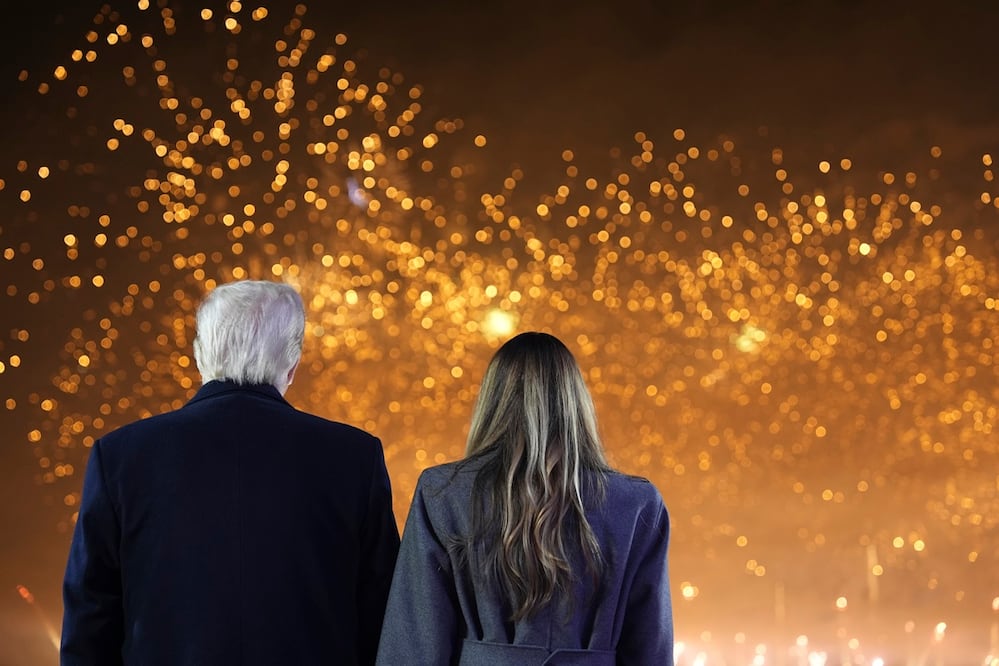 El presidente electo Donald Trump, Melania Trump y su familia observan los fuegos artificiales en el Trump National Golf Club, el sábado 18 de enero de 2025, en Sterling, Virginia. Foto: AP