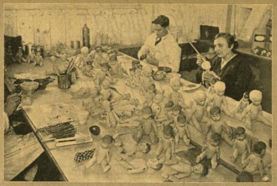 El hombre que revive muñecas