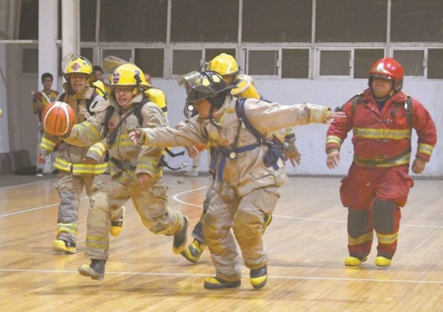 Bomberos encienden la duela de basquetbol