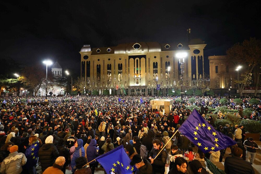 Protesta frente al Parlamento de Georgia, después de que el primer ministro Irakli Kobakhidze dijera que el país no buscaría la adhesión a la Unión Europea hasta 2028, acusando a Bruselas de "chantaje". Foto: AFP