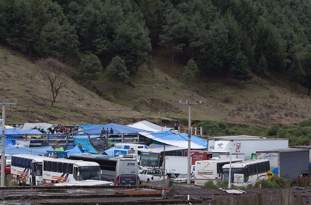 En la comunidad de Arantepacua normalistas y comuneros mantienen retenidos más de 30 unidades de pasajeros. Foto: Raúl Tinoco/EL UNIVERSAL