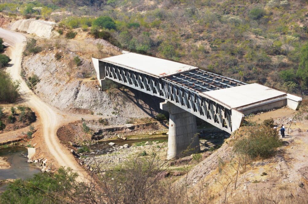 De los 104 kilómetros que comprende la supercarretera, en un principio se avanzó sólo 56% y en varios tramos el pavimento desapareció y en unos más los fierros se oxidan por el abandono. Foto: EDWIN HERNÁNDEZ
