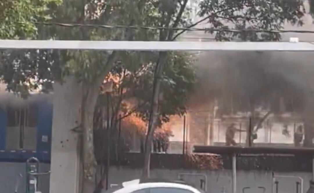 Se incendia estación La Noria del Tren Ligero (08/05/2025). Foto: Captura de pantalla