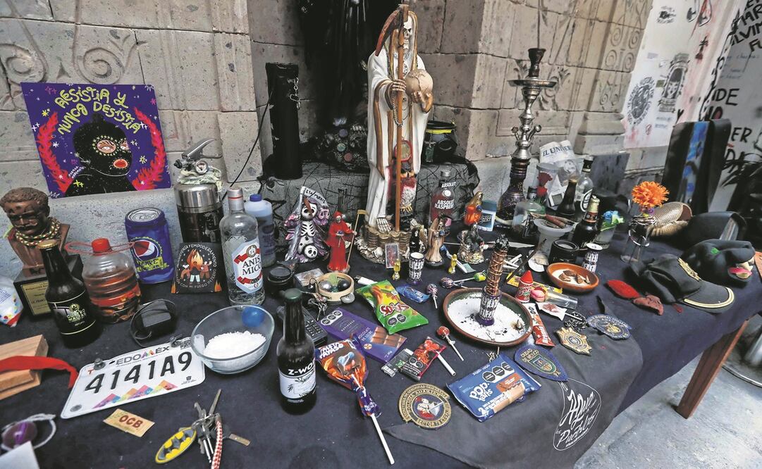 Un altar con ofrendas dedicado a la Santa Muerte resalta en la sede de la Comisión Nacional de los Derechos Humanos. Foto: DIEGO SIMÓN/ EL UNIVERSAL
