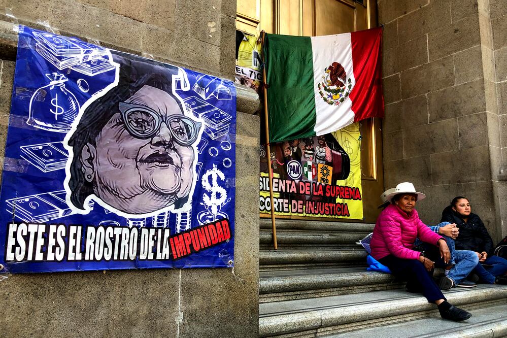 Un grupo de personas (algunas afines a Morena) mantiene un plantón afuera de la Suprema Corte de Justicia de la Nación (SCJN) para manifestarse en contra de algunos ministros, principalmente de la ministra presidenta Norma Lucía Piña. FOTO: Diego Simón / EL UNIVERSAL