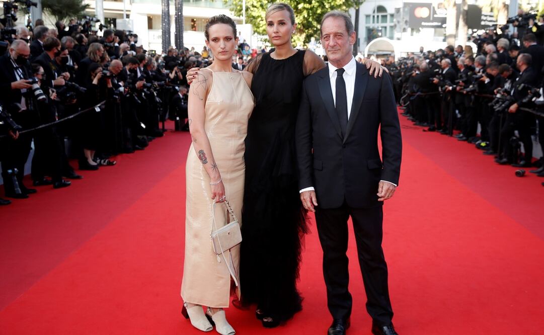 Vincent Lindon, Julia Ducournau y Agathe Rousselle en la ceremonia de entrega de premios en Cannes