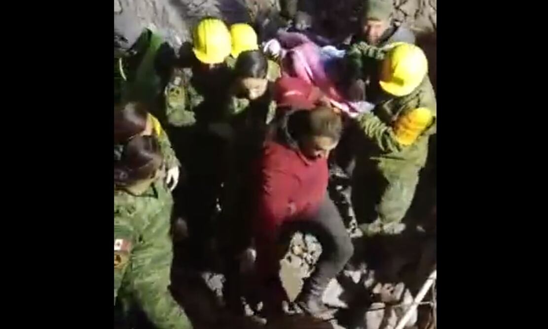 El secretario de la Defensa Nacional, general Luis Cresencio Sandoval, informó que personal militar logró el rescate de un mujer con vida, tras los sismos en Turquía y Siria. Foto: especial