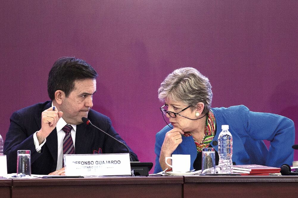El secretario de Economía, Ildefonso Guajardo Villarreal, y la secretaria ejecutiva de la Cepal, Alicia Bárcena, durante el 36 periodo de sesiones del organismo (XINHUA. ALEJANDRO AYALA)