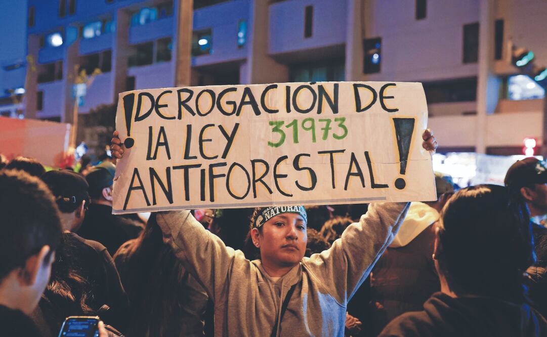 Activistas ambientales peruanos protestan por la ineficacia del gobierno en el combate a los incendios y la deforestación en el país. Foto: de JUAN CARLOS CISNEROS. AFP