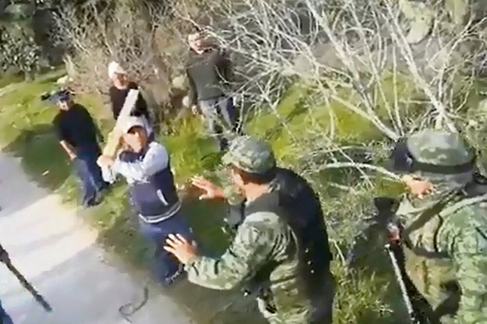 Difusión. El ataque de un grupo de habitantes de Tepeaca a soldados fue grabado en video por militares y subido a las redes sociales. (TOMADA DE VIDEO)