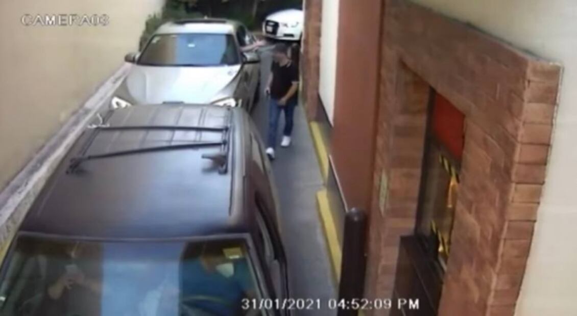 Denuncian en redes asaltos en fila de autos en McDonalds