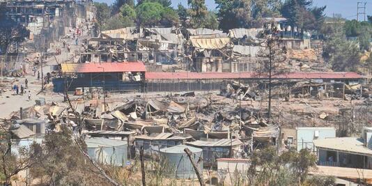 Refugiados de Moria encerrados y hacinados