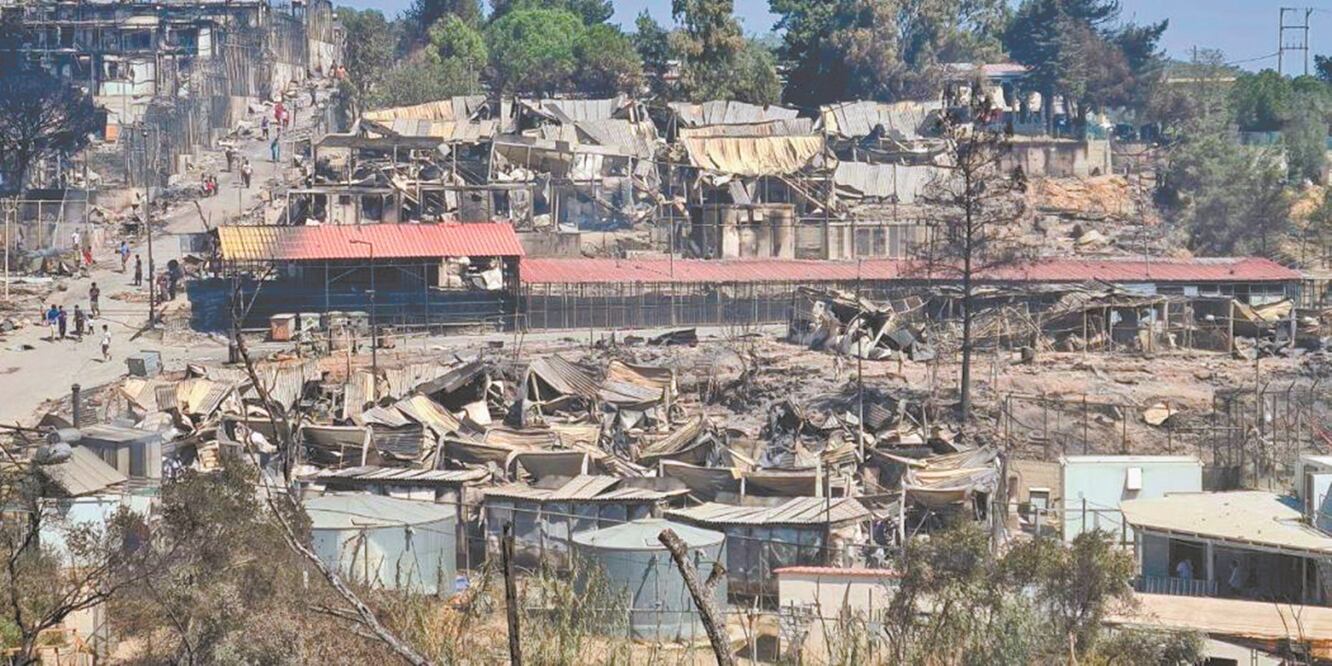 El campo de Moria tras los incendios. Las causas del fuego siguen sin ser esclarecidas; versiones apuntan la posibilidad que fueran los propios migrantes, desesperados por su situación, los que ocasionaron el siniestro. FOTOS: CORTESÍA ZAPOREAK