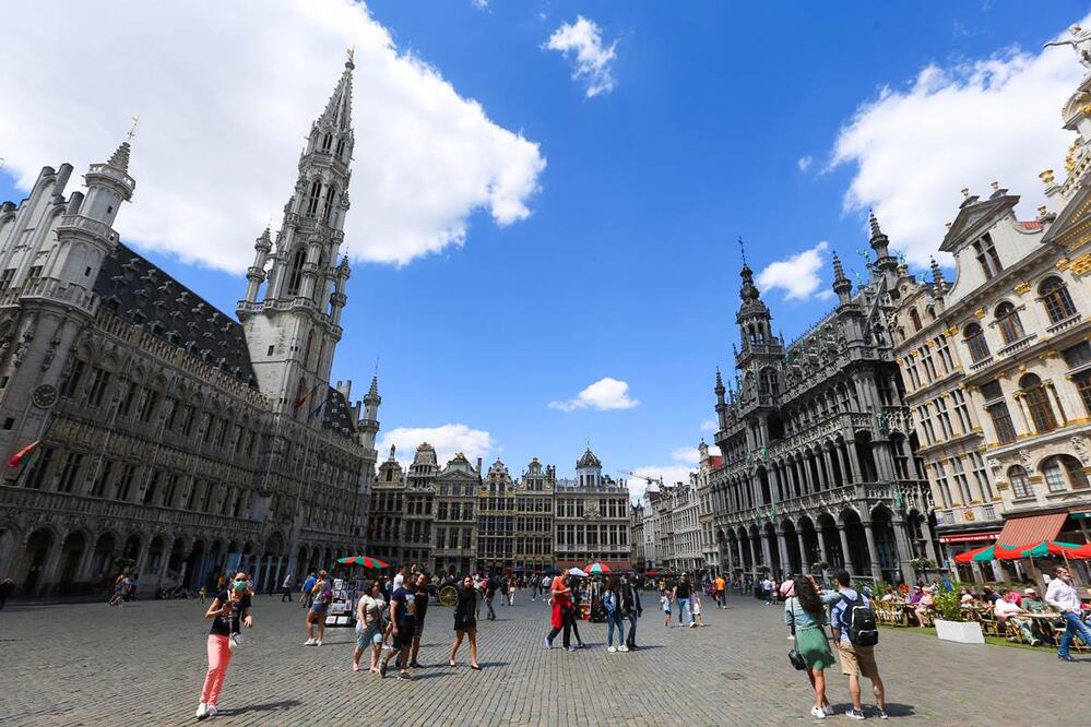 BRUSELAS. Personas visitan la Grand Place durante el Día Nacional de Bélgica en Bruselas (Xinhua/Zheng Huansong)