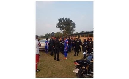 Policías chocan con civiles al intentar detener a un presunto homicida en GAM