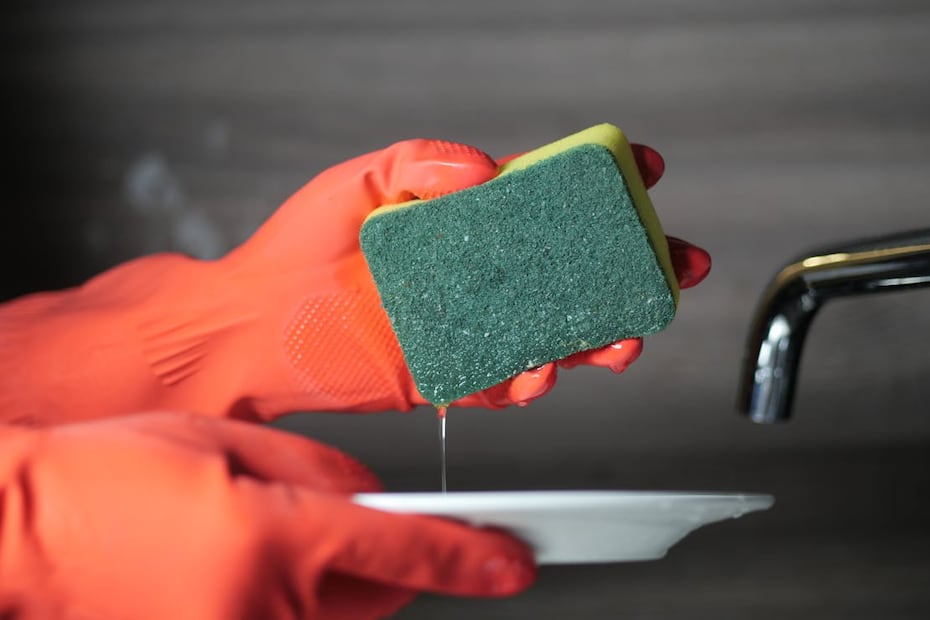 Sigue estos paso para desinfectar la esponja de cocina. Foto: Pexels