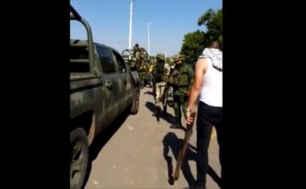 Graban a encapuchados agrediendo con palos a militares en Michoacán