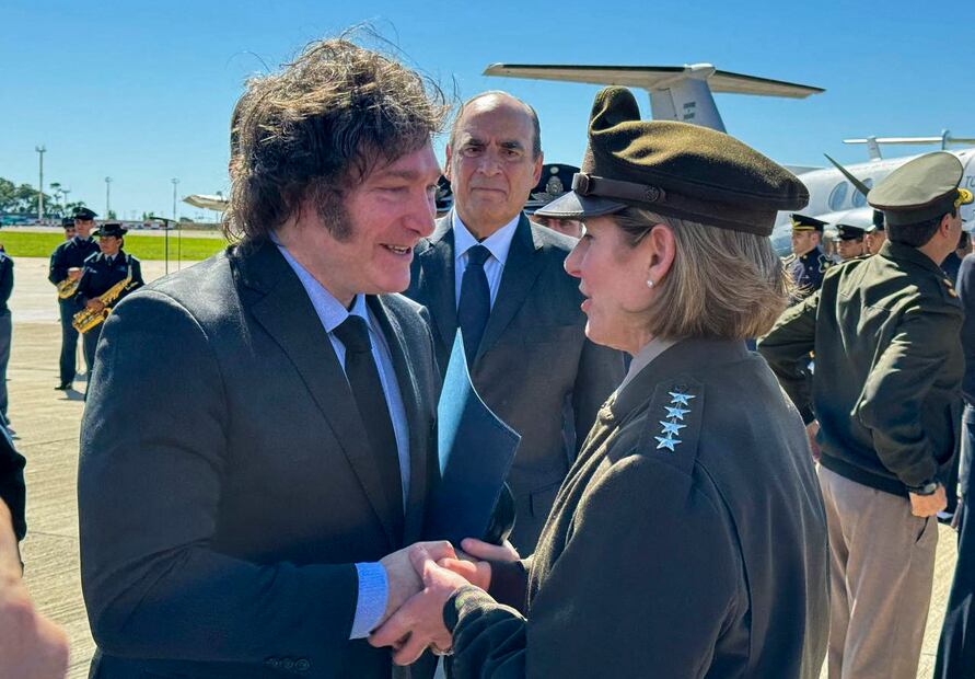 Esta fotografía difundida por la Presidencia argentina muestra al Presidente de Argentina, Javier Milei (izq.), estrechando la mano de la comandante del Comando Sur de los Estados Unidos, general Laura Richardson (dcha.), durante la firma de un acuerdo por el que se incorpora un avión a la Fuerza Aérea Argentina. Fuerza el 5 de abril de 2024. Foto: AFP