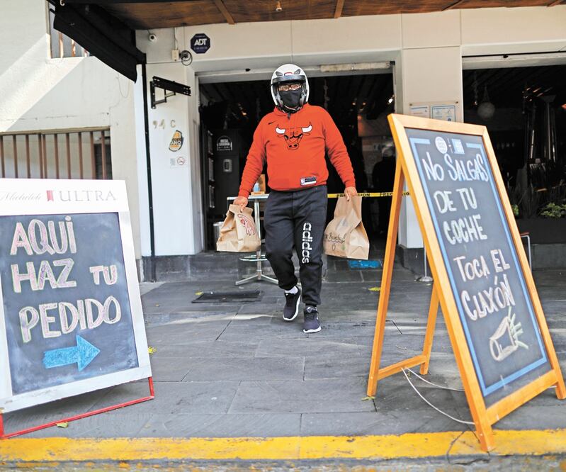 El regreso a semáforo rojo epidemiológico en CDMX y Edomex impactó más a los servicios. REBECCA BLACKWELL.AP