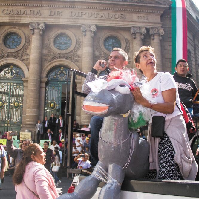 Los vendedores informales se manifestaron en las escalinatas del recinto de Donceles, donde destruyeron la piñata. VICTORIA VALTIERRA. EL UNIVERSAL