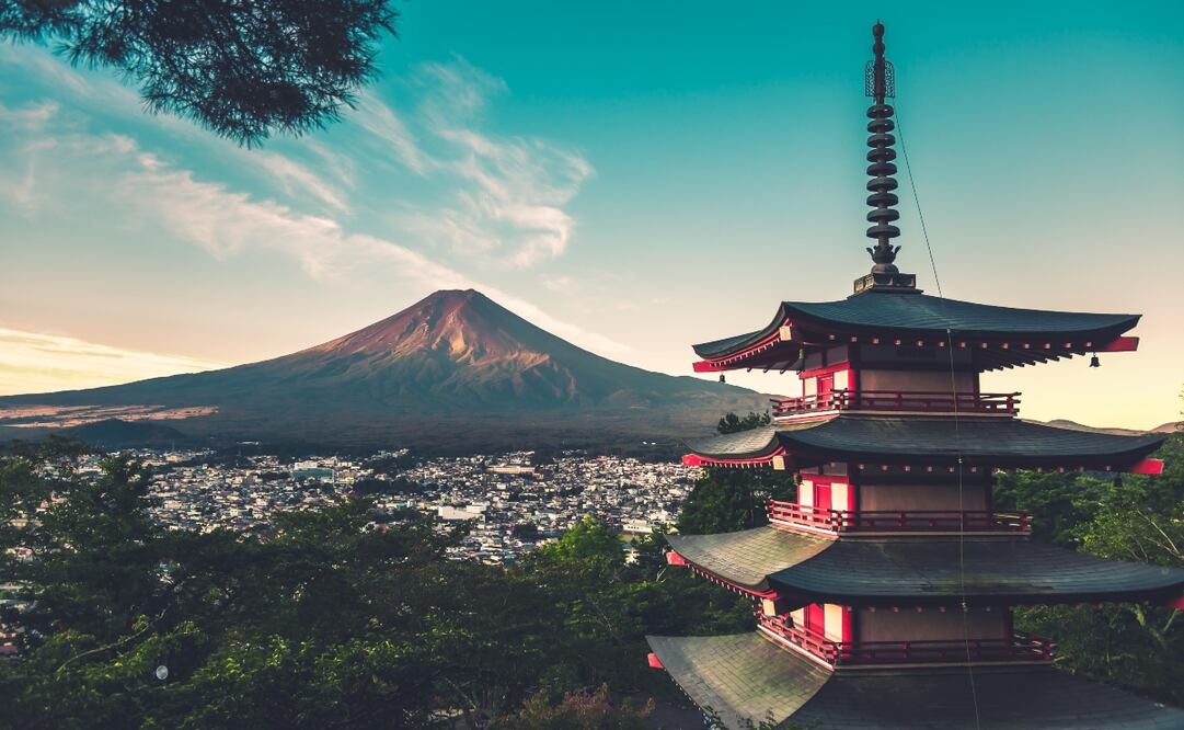 Las fotografías más famosas del Monte Fuji se toman desde la Pagoda Chureito. Foto: Unsplash/ Max Bender