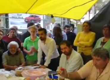 Reconoce funcionario que tomó dos mezcales previo a reunión con damnificados