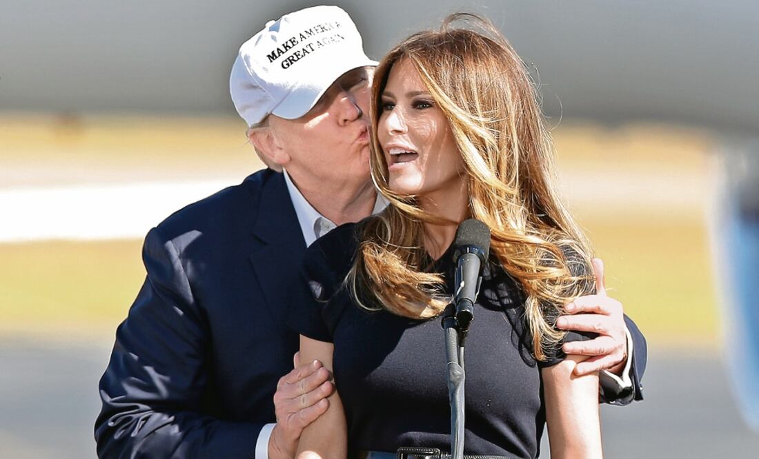 Donald y Melania Trump durante un acto de campaña del republicano en Wilmingto n , Carolina del Norte, el sábado pasado (JOHN BAZEMORE. AP)