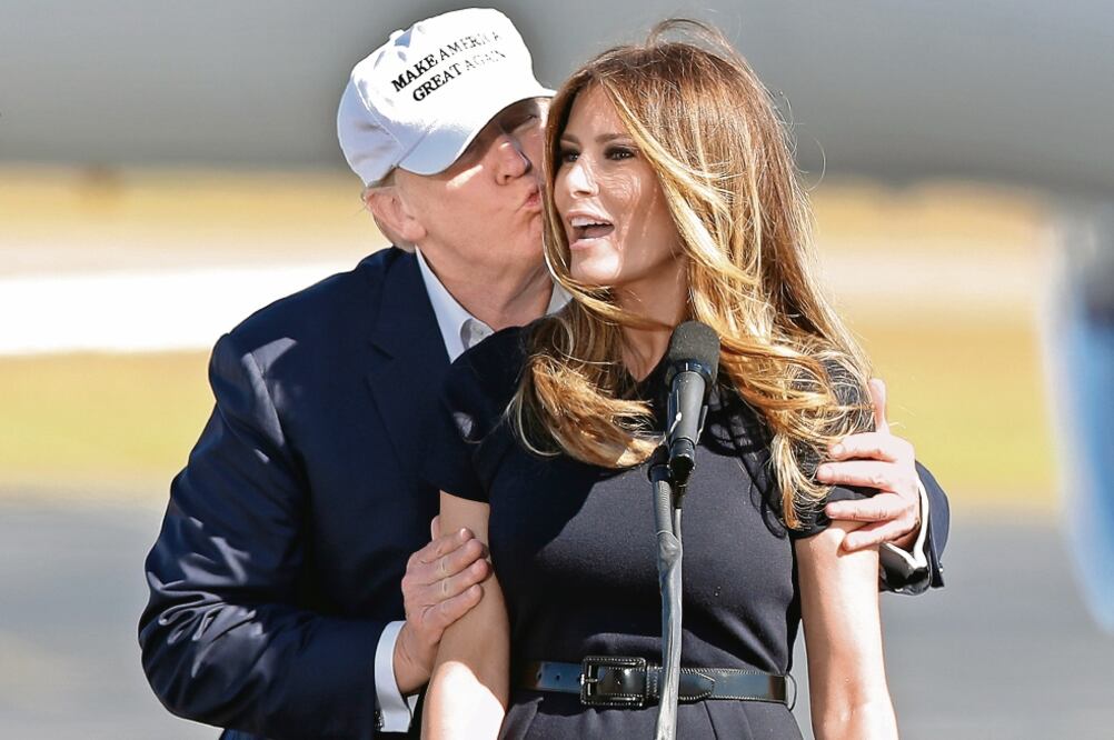 Donald y Melania Trump durante un acto de campaña del republicano en Wilmingto n , Carolina del Norte, el sábado pasado (JOHN BAZEMORE. AP)