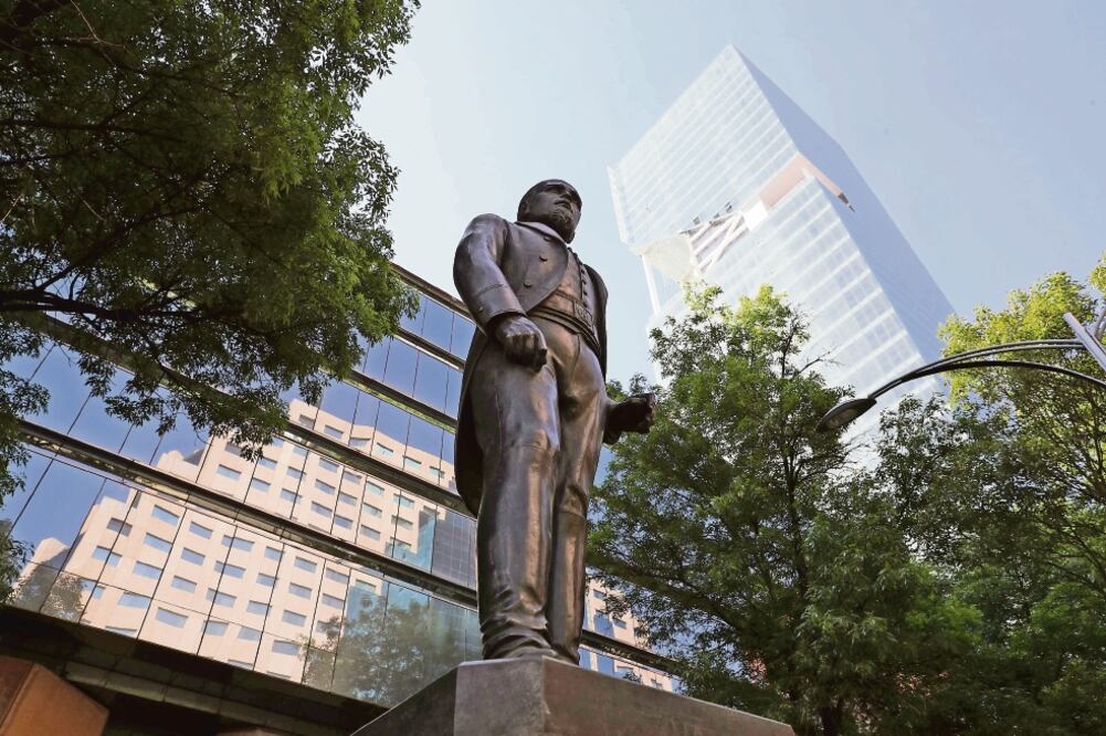 Piezas como la de Leandro Valle han sido despojadas de algunos elementos; a esta obra le hace falta una espada en la mano. (ARCHIVO EL UNIVERSAL)