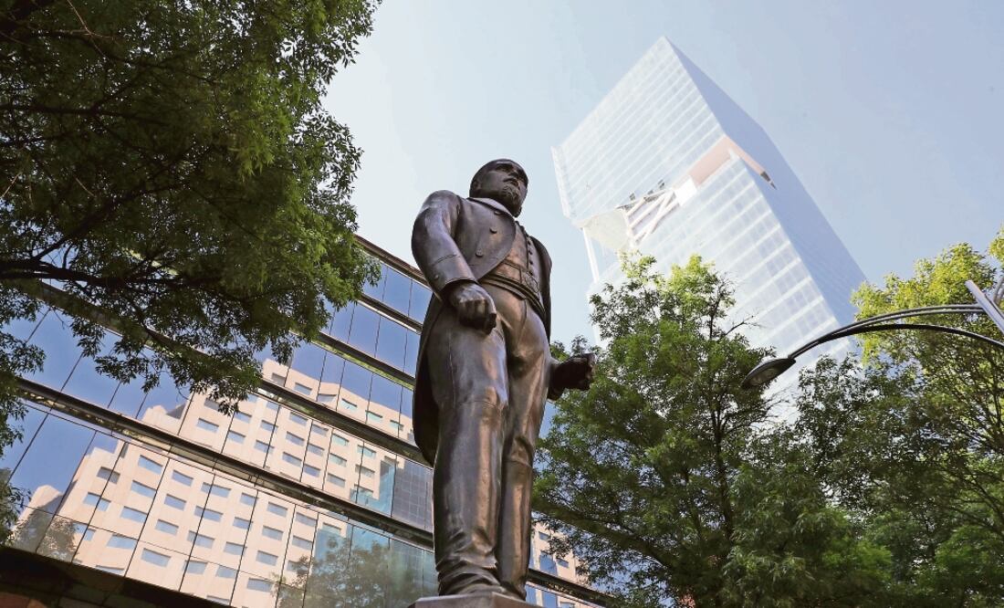 Piezas como la de Leandro Valle han sido despojadas de algunos elementos; a esta obra le hace falta una espada en la mano. (ARCHIVO EL UNIVERSAL)