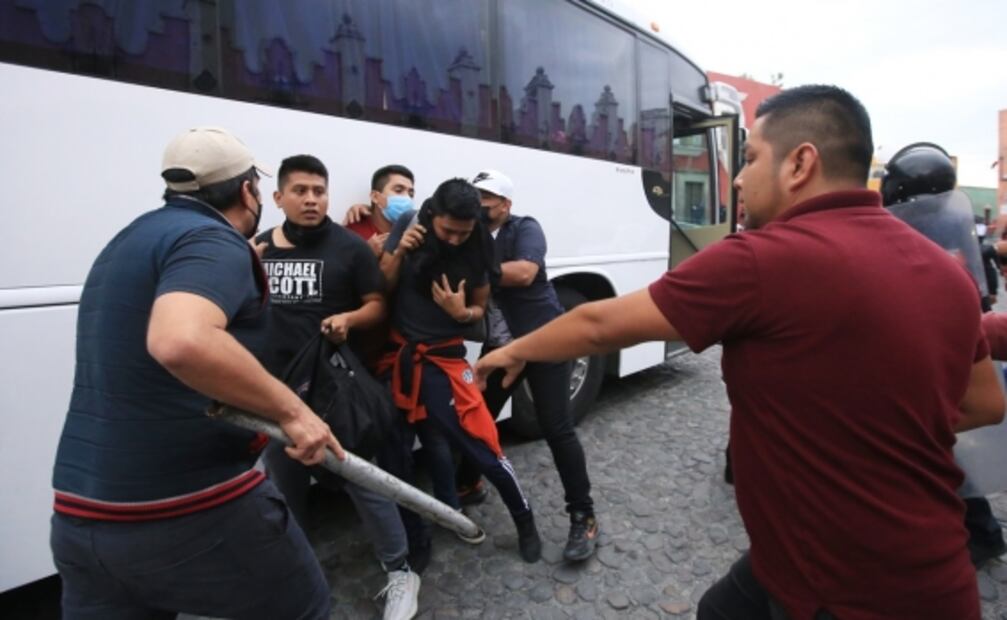 Policías desalojan de forma violenta a normalistas en Puebla