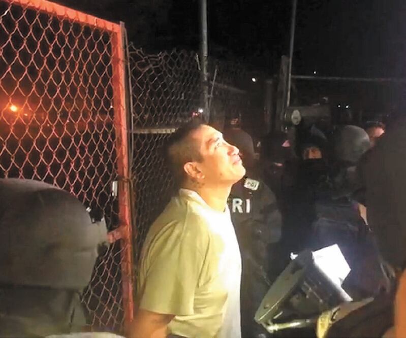 Agentes de la fiscalía local rodearon a Óscar Andrés fuera del Reclusorio Norte y leyeron los cargos por los que fue arrestado por tercera ocasión. Foto: TOMADA DE VIDEO