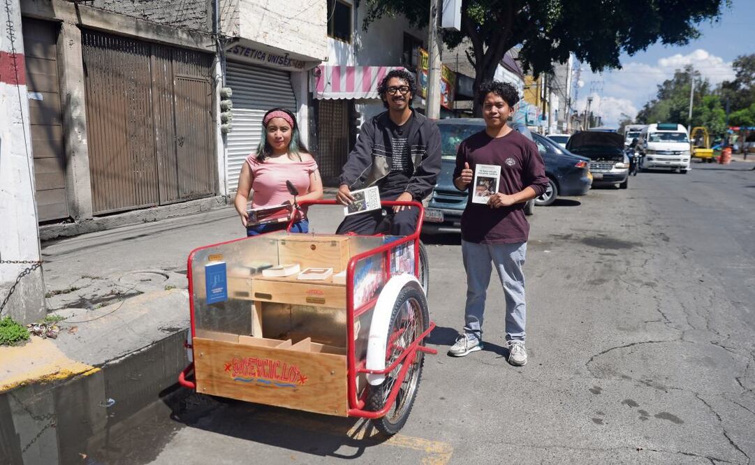 La labor de David no pasa desapercibida. Los vecinos lo saludan y los automovilistas lo esquivan con respeto. Foto: Diego Prado / EL UNIVERSAL