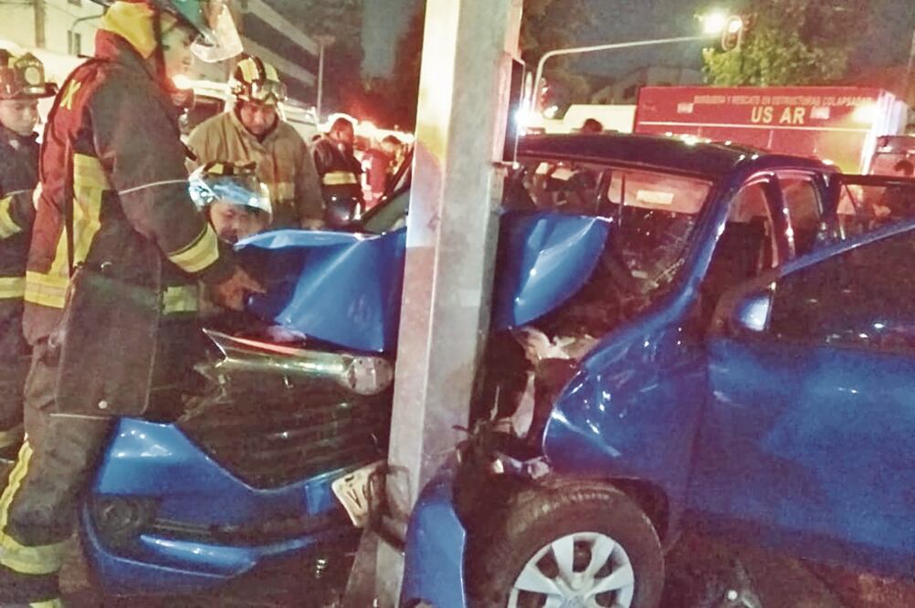 Una camioneta azul se estrelló contra un poste luego que un taxista lo impactara en la parte trasera al pasarse un alto. Foto: ESPECIAL