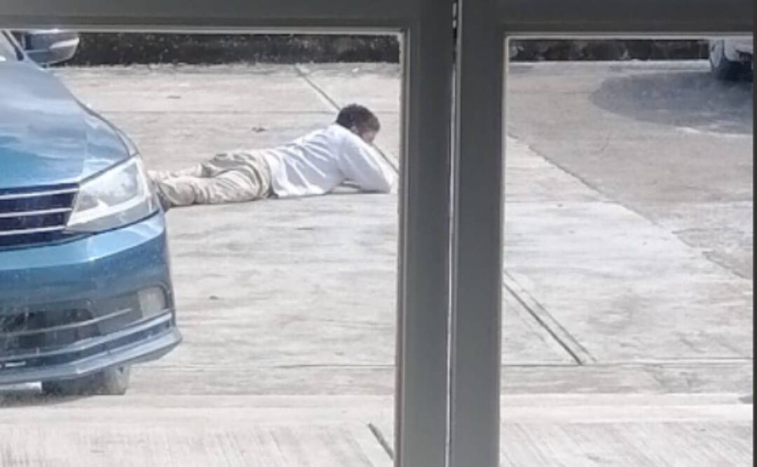 Foto:Especial/El Universal/ En la imagen se observa a uno de los expresidiarios tratando de ocultarse del ataque 