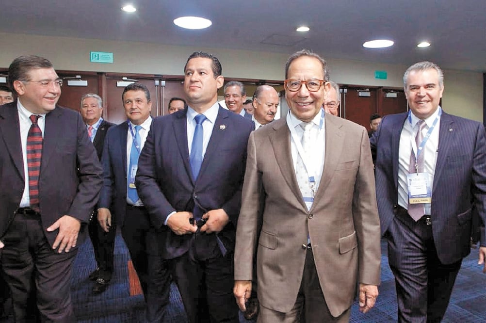 Diego Sinhue Rodríguez, gobernador de Guanajuato, fue recibido ayer en la RAI por Carlos Salazar, presidente del CCE. Foto: CORTESÍA