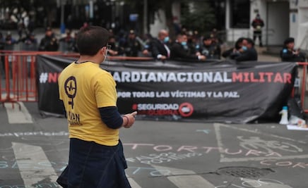 Arriban manifestantes al Senado previo a debate sobre Guardia Nacional; policías resguardan sede
